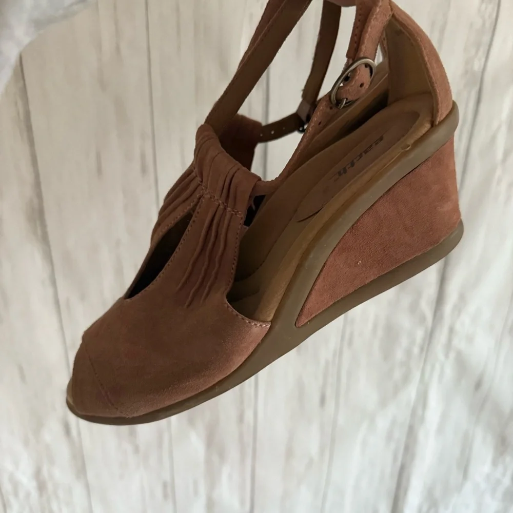 Earth Shoes 8.5 tan peep toe wedge